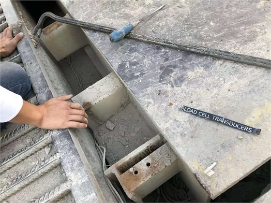 汽車(chē)衡更換傳感器現(xiàn)場(chǎng) (2)