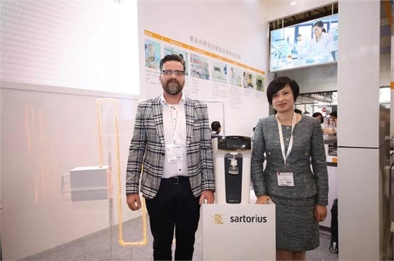 盧莉瓊女士、Frank先生與新品arium® mini essential超純水系統(tǒng)合影。